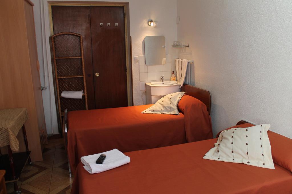 Hostal Xucar Madrid Room photo