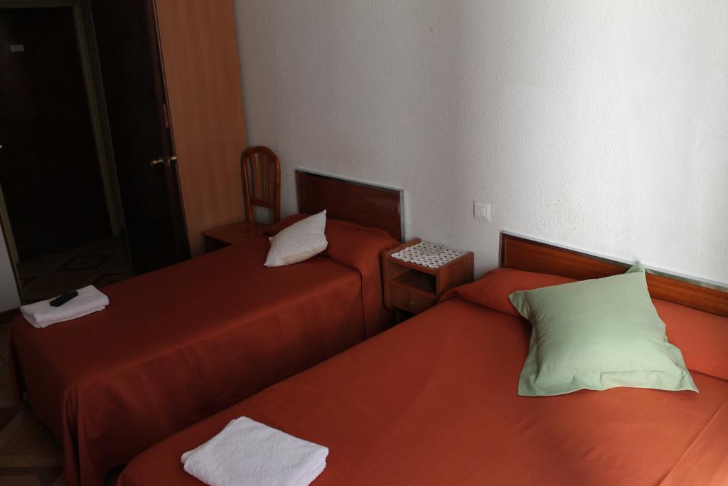 Hostal Xucar Madrid Room photo