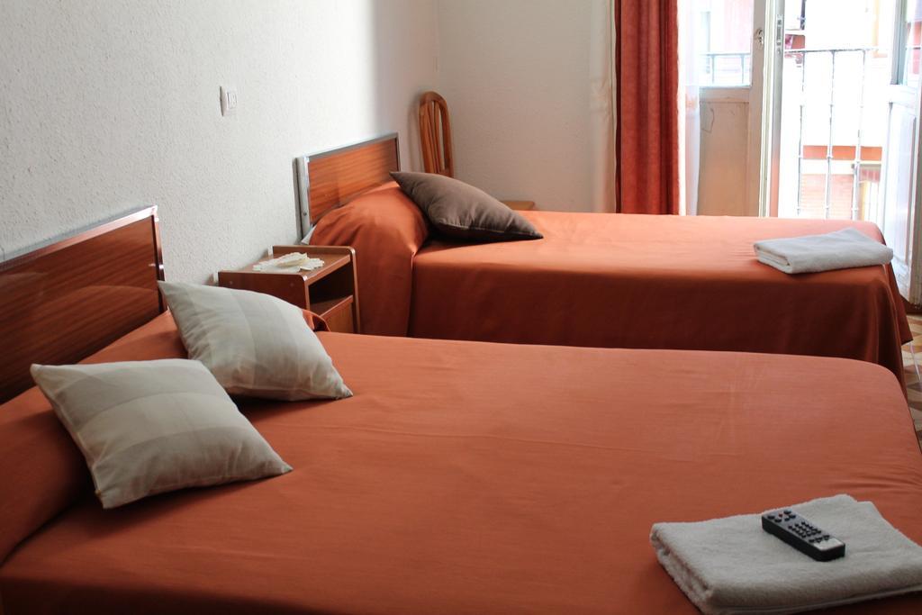 Hostal Xucar Madrid Room photo